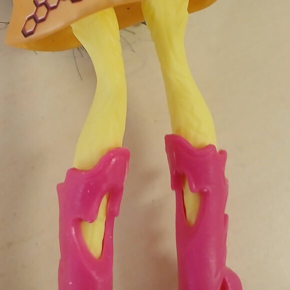 Monster High Garden Ghouls Winged Critters Beetrice Doll with bee charm - Picture 3 of 6